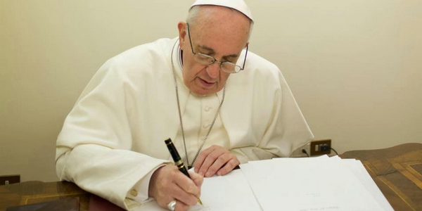 Papa escrevendo
